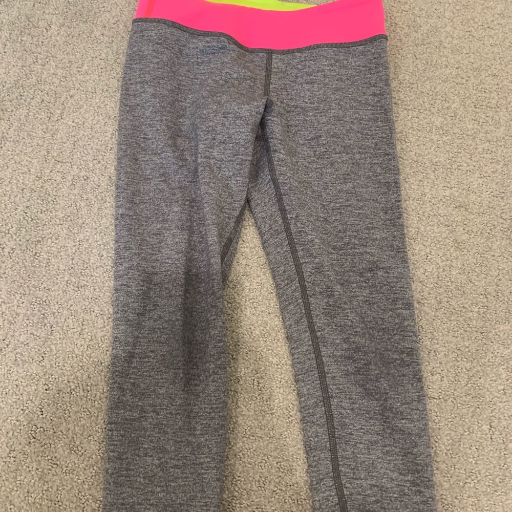 Grey leggings.